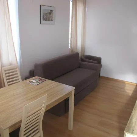 Lägenhetshotell Guest Salena 2*