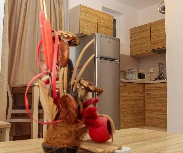 Guest Salena Σάνι Μπιτς